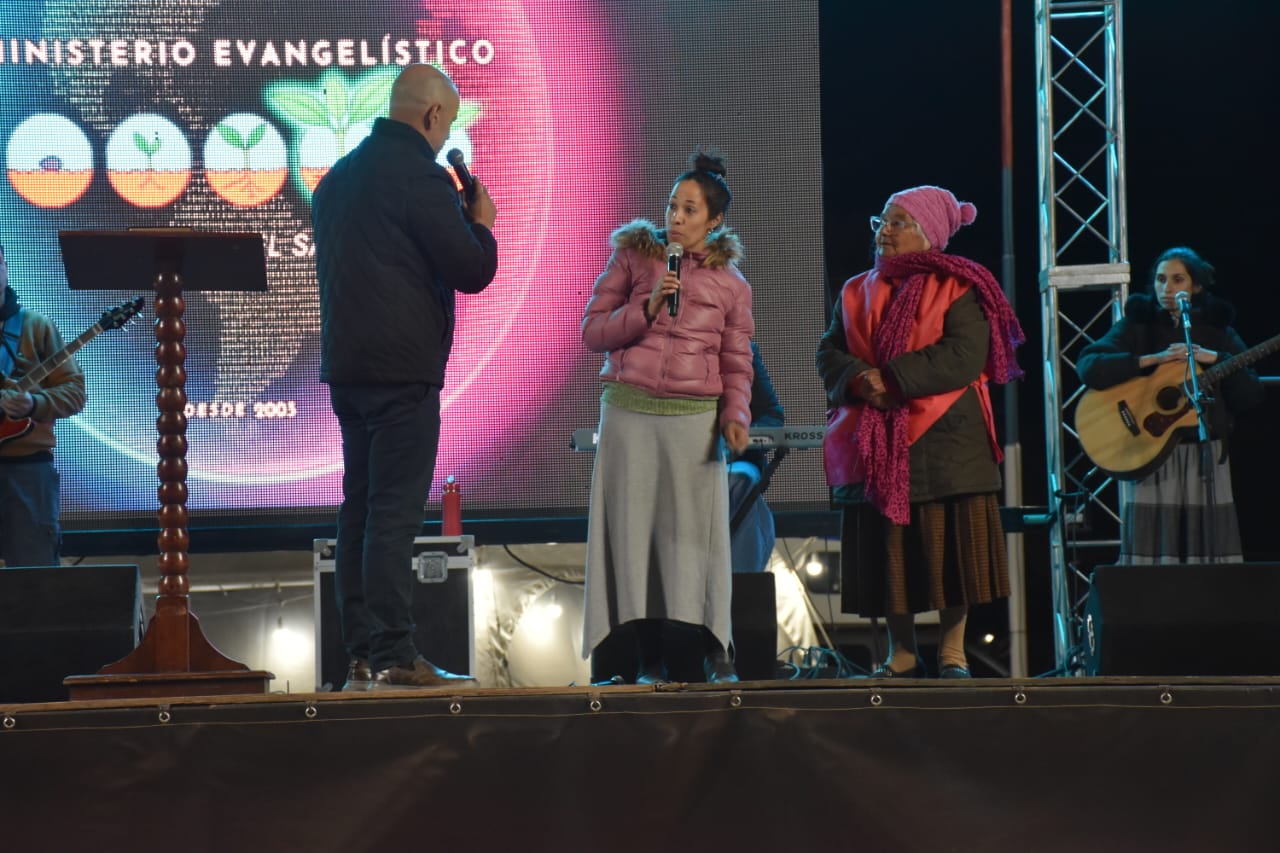 Predicación desde el escenario junto al equipo de alabanza durante la campaña.