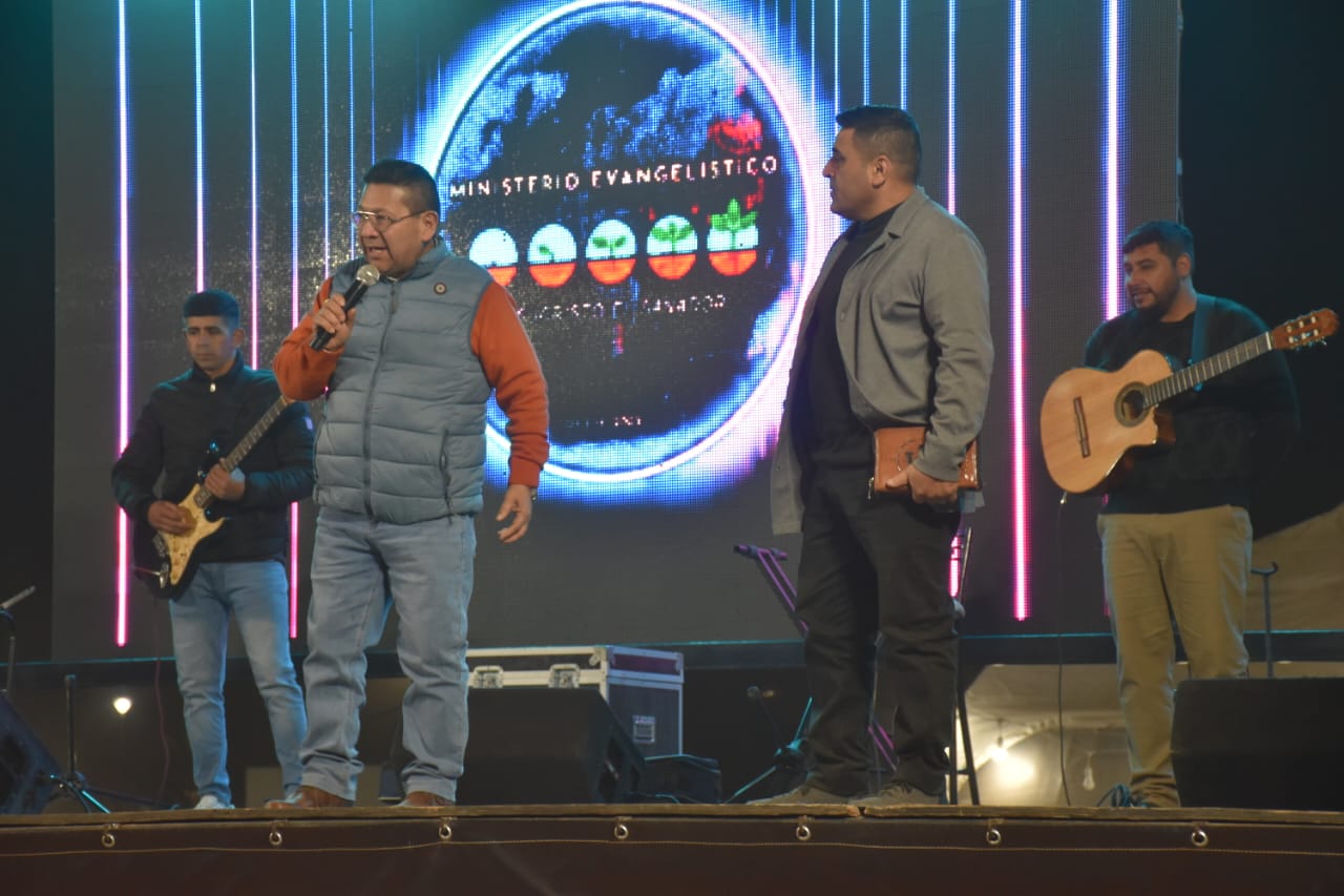 Ministración de alabanza en vivo desde el escenario.