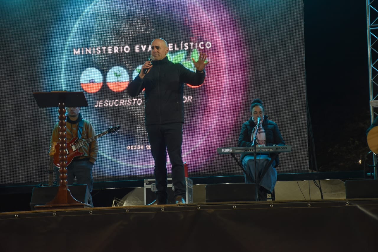 Predicación de la Palabra desde el escenario durante la campaña.