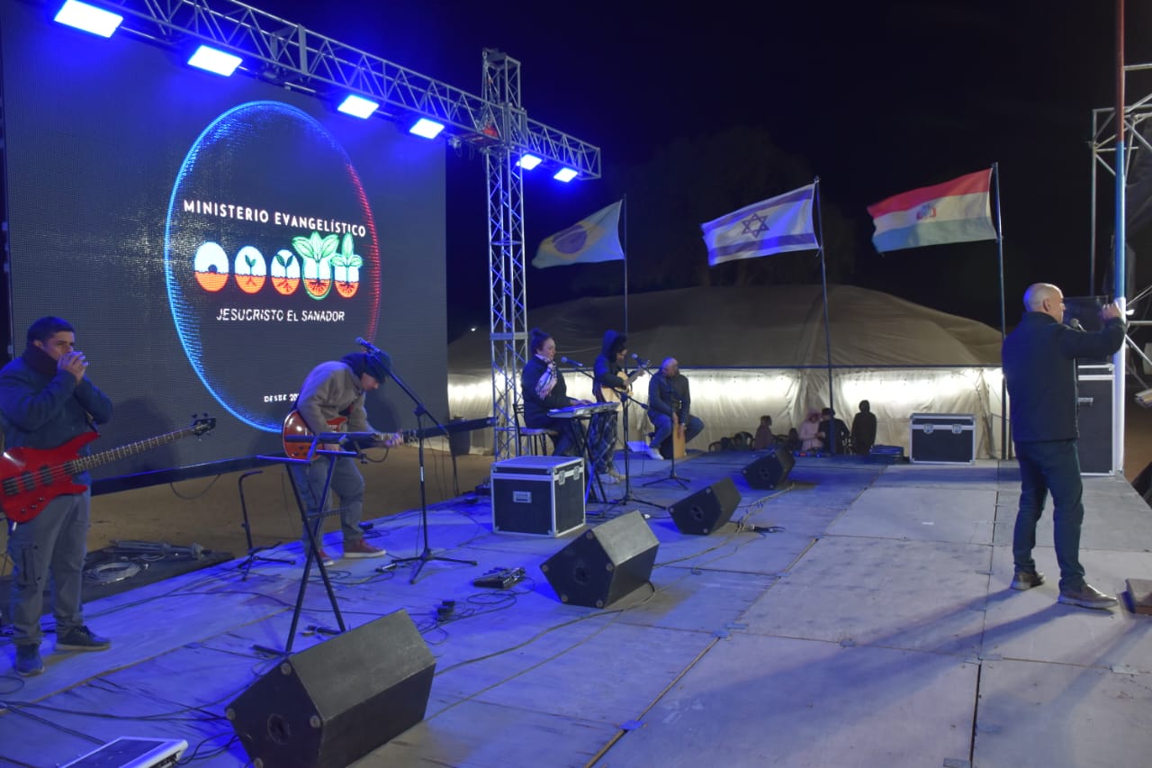 Vista del escenario y la predicación durante la campaña en vivo.