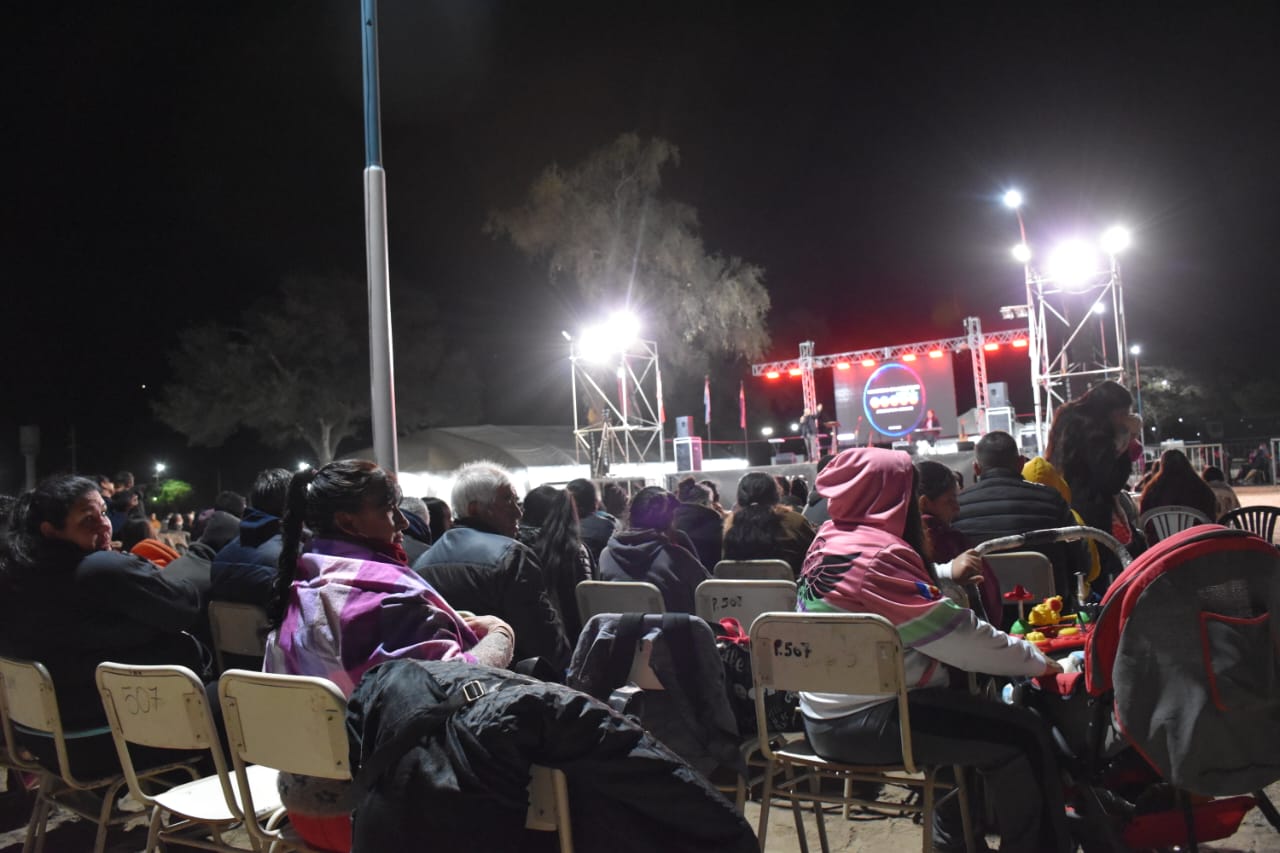 Asistentes siguiendo la campaña por la noche frente al escenario.