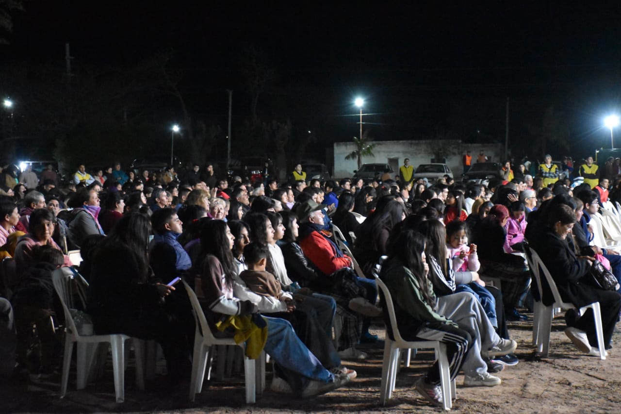 Numeroso público siguiendo la campaña durante la noche.