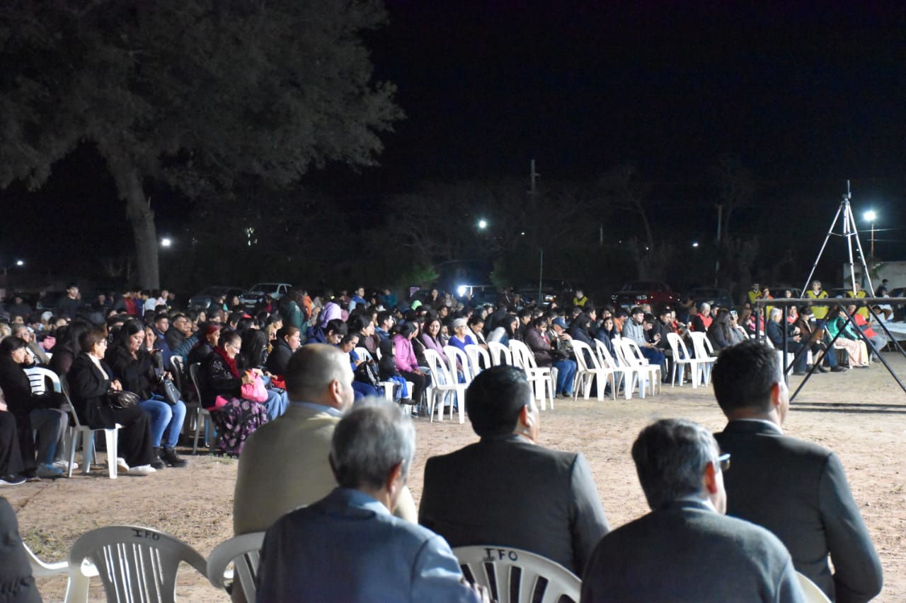 Amplia concurrencia sentada durante una noche de campaña.