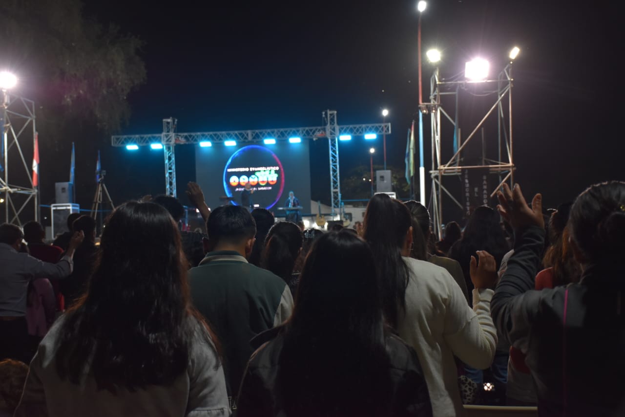 Asistentes frente al escenario iluminado durante la campaña.