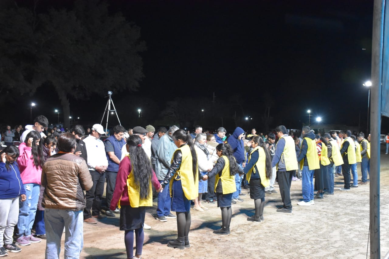 Asistentes de pie durante un momento de la campaña, acompañados por el equipo.