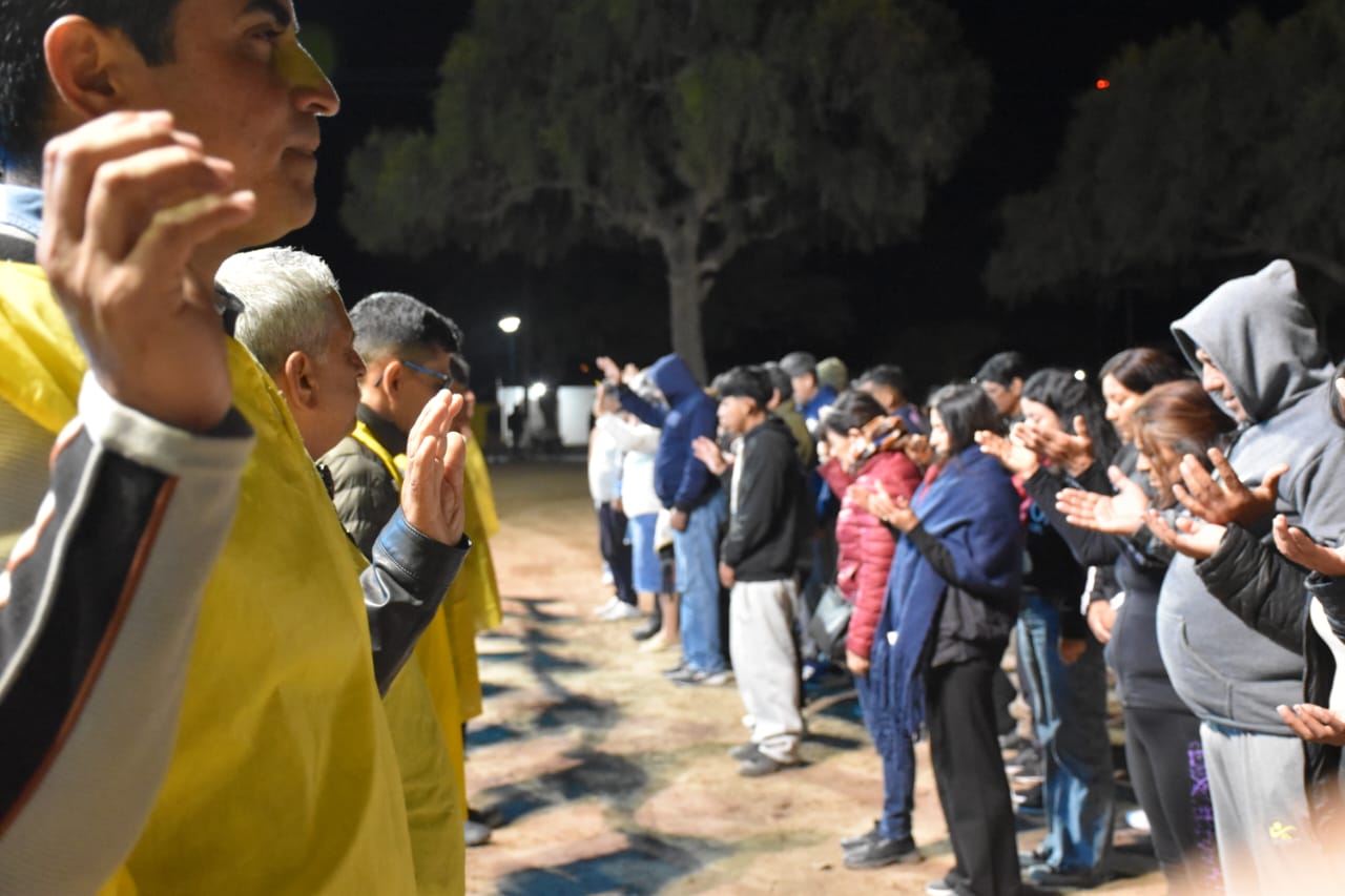 Hombre en adoración con la mano levantada en medio de la oración.