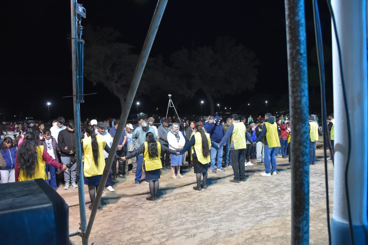 Equipo de servidores con chalecos ordenando el predio durante la campaña.