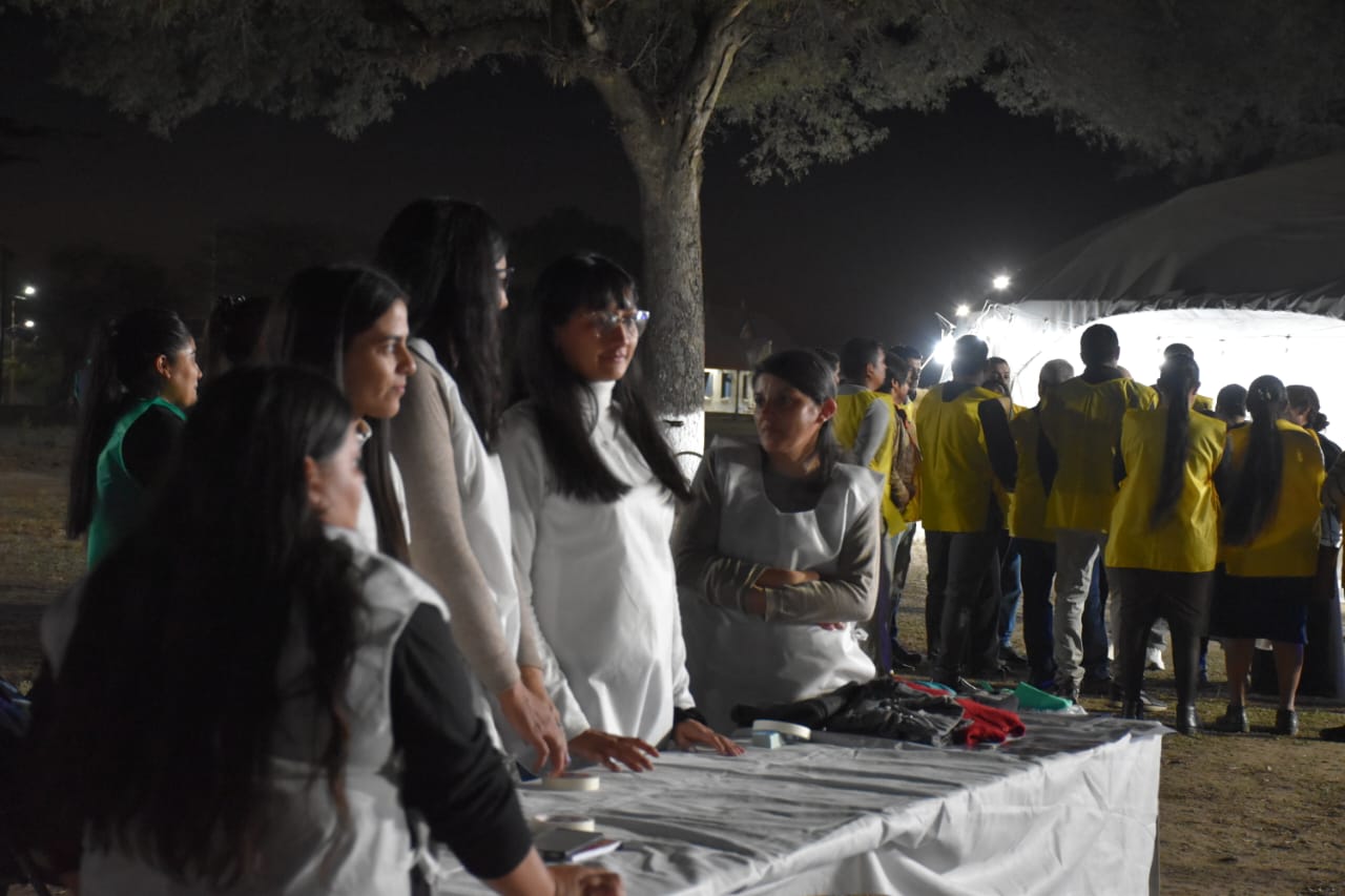 Integrantes del equipo reunidas en el predio durante la campaña.